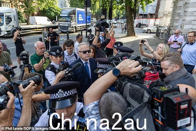 爱德华兹昨天承认收到 41 幅儿童不雅图片,其中包括两幅 9 岁以下男孩的性视频