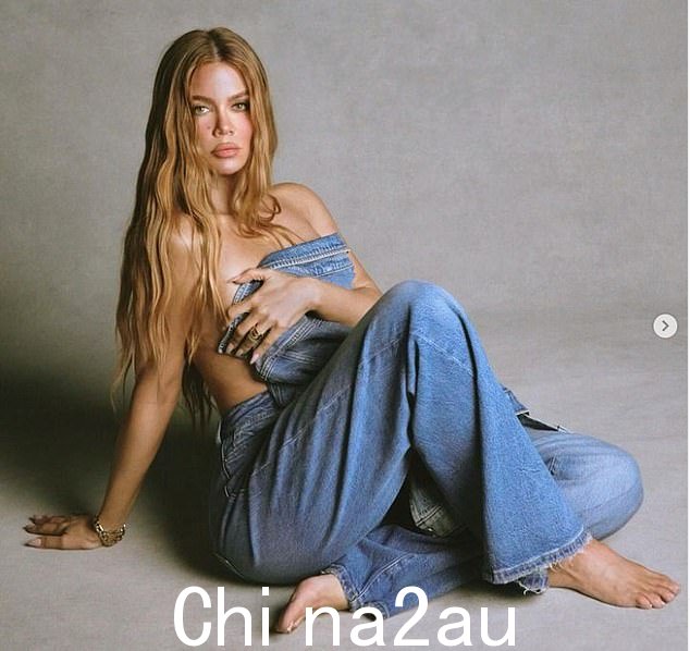 在另一张照片中,这位明星没有穿上衣,她把一件夹克包裹在裸露的胸前