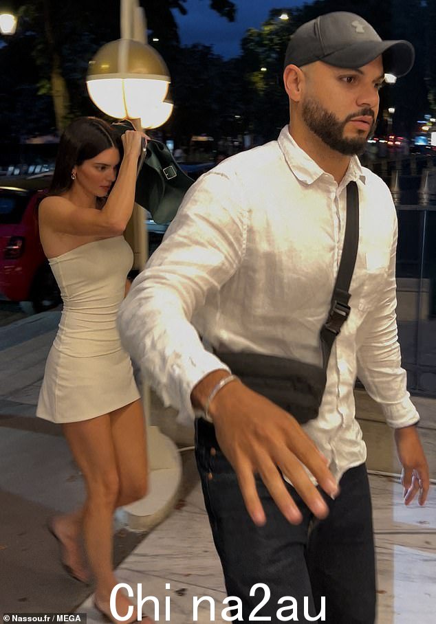 28 岁的肯德尔·詹纳 (Kendall Jenner) 周四晚上前往巴黎吃晚饭,身着无肩带白色迷你裙,惊艳亮相