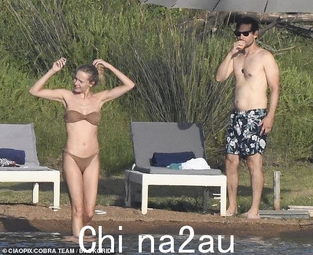 前一天,有人看到马奎尔与他的朋友莱昂纳多·迪卡普里奥和女友维多利亚·塞雷蒂一起登上了一艘游艇。与这对夫妇一起滑完水上摩托后,他享受了一些私人时间与自己的挤压