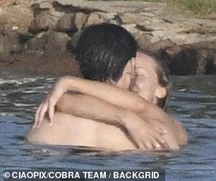 Maguire 与模特接吻了几次,模特用手臂搂住了他宽阔的肩膀