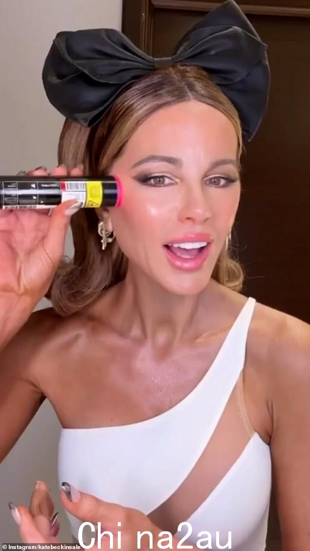 51 岁的凯特·贝金赛尔 (Kate Beckinsale) 周五在一个有趣的社交媒体剪辑中分享了她完美无瑕的美容方式,身着白色诺玛·卡玛利 (Norma Kamali) 泳衣让气温飙升