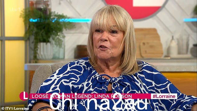 这位 66 岁的《Loose Women》明星正在与她的朋友兼搭档 Christine 聊天,45 岁的 Christine 在 Lorraine Kelly 缺席的情况下正在主持 ITV 节目