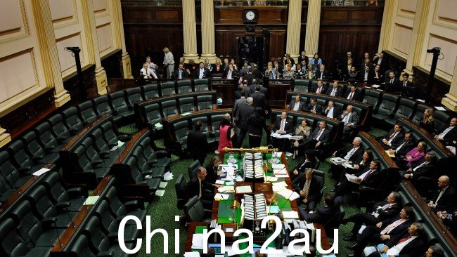 2011 年维多利亚州议会质询时间:时任反对党领袖 Daniel安德鲁斯在被驱逐后带领工党成员走出议院由议长。图片:Darren Tindale