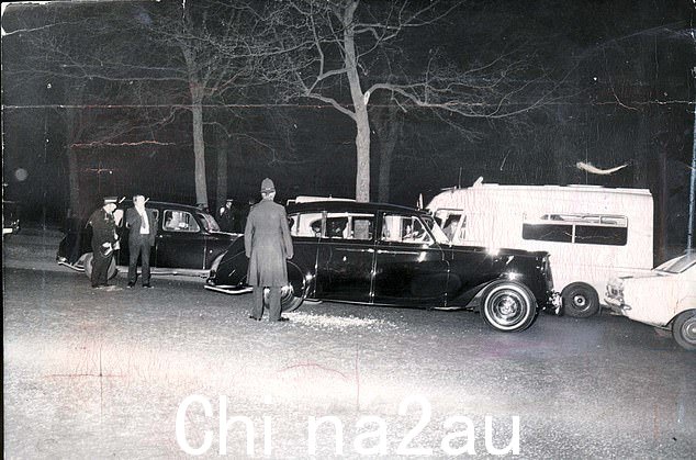 1974 年 3 月 20 日晚,伊恩·鲍尔 (Ian Ball) 使用他的福特护卫汽车 (Ford Escort) 迫使载着安妮公主和她的丈夫马克·菲利普斯上尉 (Mark Phillips) 的豪华轿车在沿着购物中心行驶时停下来。一把手枪,可以通过窗户齐射射击