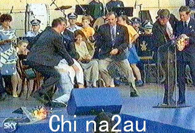 1994 年 1 月,当时的威尔士亲王查尔斯在悉尼被一名 23 岁的抗议者开枪。陛下在澳大利亚国庆日演讲中途被学生 David Kang 用发令枪射击