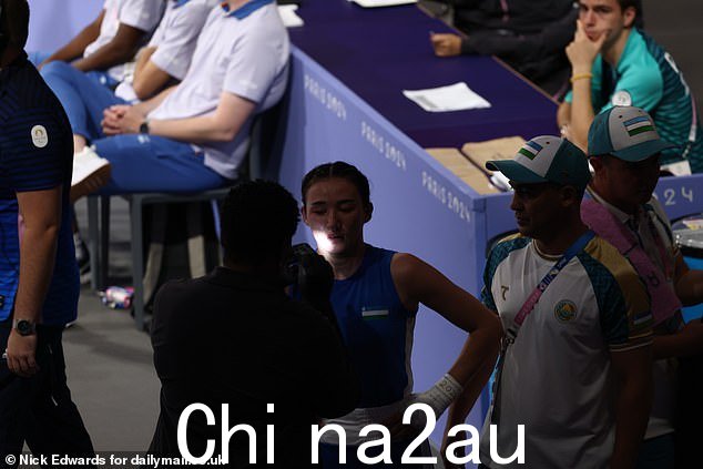 图尔迪贝科娃在巴黎离开擂台后似乎泪流满面