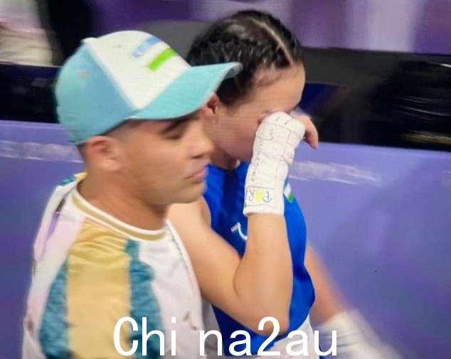 图尔迪贝科娃走出擂台时似乎在擦眼泪