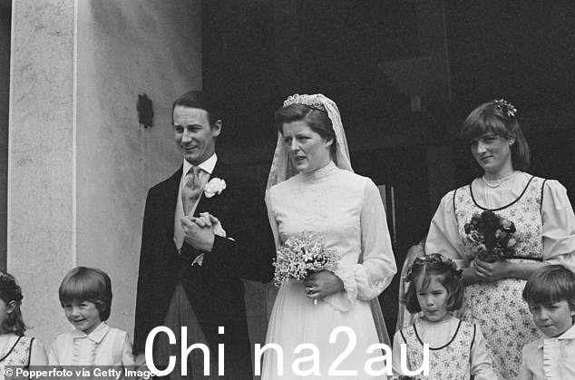 戴安娜是罗伯特·费洛斯 1978 年与姐姐简的婚礼上的伴娘