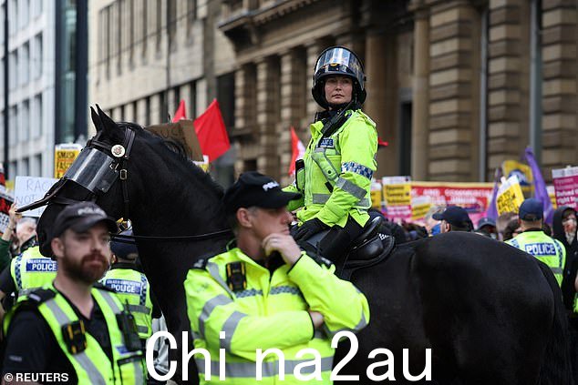 曼彻斯特的警察在阻止反种族主义示威者时站岗