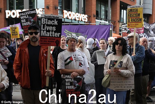 照片显示曼彻斯特的人们举着写有“向种族主义说不,向法西斯主义说不”的牌子
