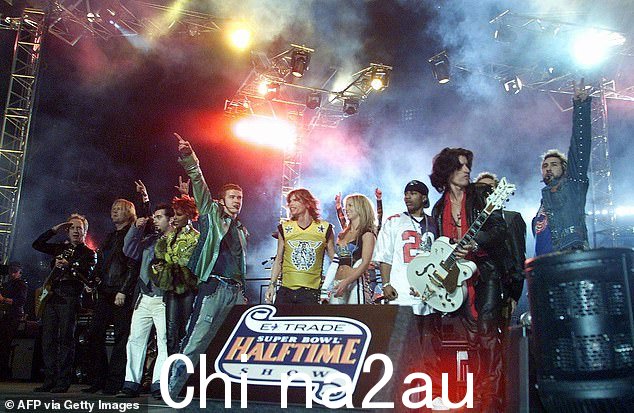 Aerosmith 于 2001 年与布兰妮·斯皮尔斯、男孩乐队 NSYNC 和说唱歌手 Nelly(如图)一起表演了超级碗中场秀,并于当年入选摇滚名人堂