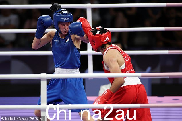 Imane Khelif(右)和 Luca Anna Hamori 今天在北巴黎竞技场举行的女子 66 公斤级四分之一决赛中
