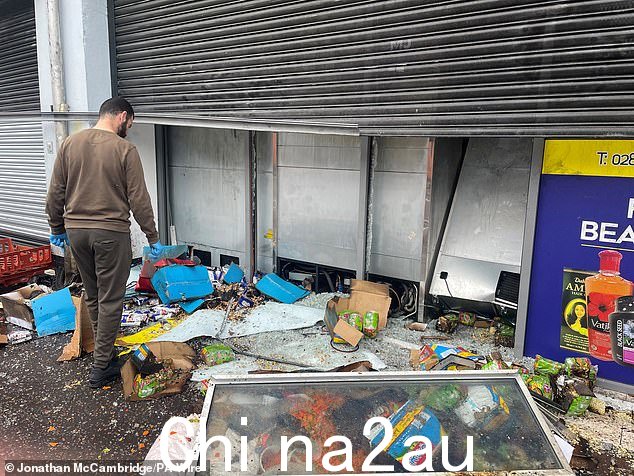 贝尔法斯特:贝尔法斯特南部骚乱后,一家超市因火灾严重受损