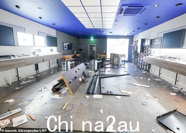 HULL:赫尔暴力骚乱后,一家 02 商店被洗劫一空