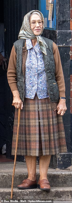 角色(左)裙子和头巾的组合让人想起已故女王(右)会穿的衣服