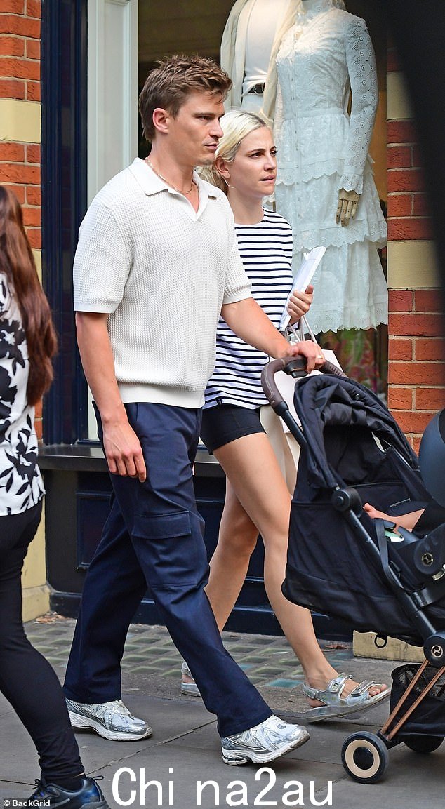 皮克西·洛特 (Pixie Lott) 周六与丈夫奥利弗·柴郡 (Oliver Cheshire) 和他们的小儿子阿尔伯特·查尔斯 (Albert Charles) 在切尔西享受家庭漫步,展示了她的长腿