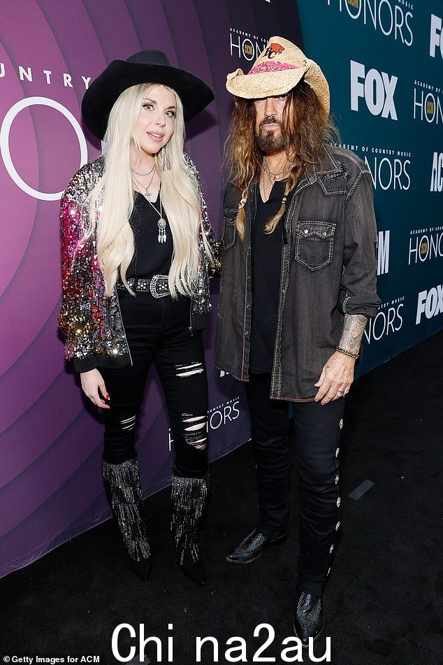 比利·雷·赛勒斯 (Billy Ray Cyrus),62 岁,在结婚七个月后于 5 月提出离婚,声称“存在不可调和的分歧”和“不当婚姻行为”。 Firerose 此后指责他在与家人和朋友交往期间将她与家人和朋友隔离(2023 年 8 月于纳什维尔拍摄)