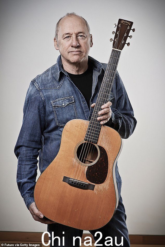 Knopfler 解释说,由于他是左撇子,弹奏的是右手吉他,所以他更强的手正在形成音符
