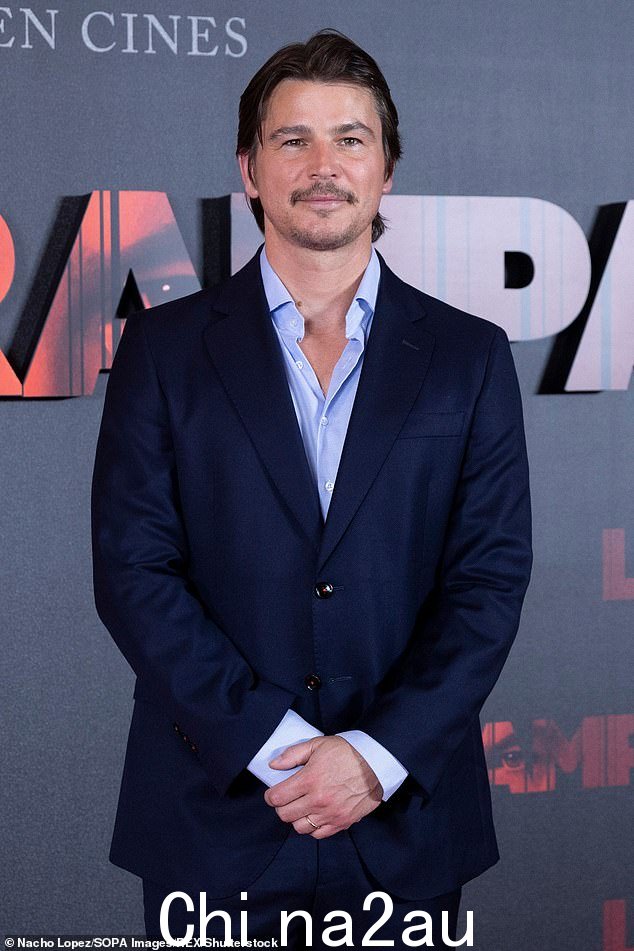 乔什·哈奈特 (Josh Hartnett),46 岁,向《娱乐周刊》透露,他从现实生活中在演艺界面对面的“精神病患者”中汲取了表演灵感,在《M》中扮演连环杀手. Night Shyamalan 的新心理惊悚片《陷阱》class=
