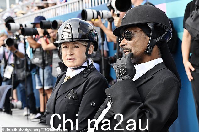 说唱歌手在活动中由密友兼女商人 Marta Stewart 陪同