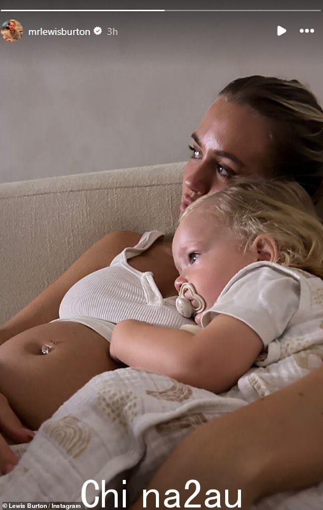 Lottie Tomlinson 显示摆脱她的婴儿肿块周一,她拥抱着她的儿子 Lucky