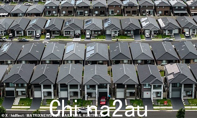 购房者需要赚到 2020 年双倍的钱才能买得起除达尔文和墨尔本以外的每个首府的中价住房(库存图片)