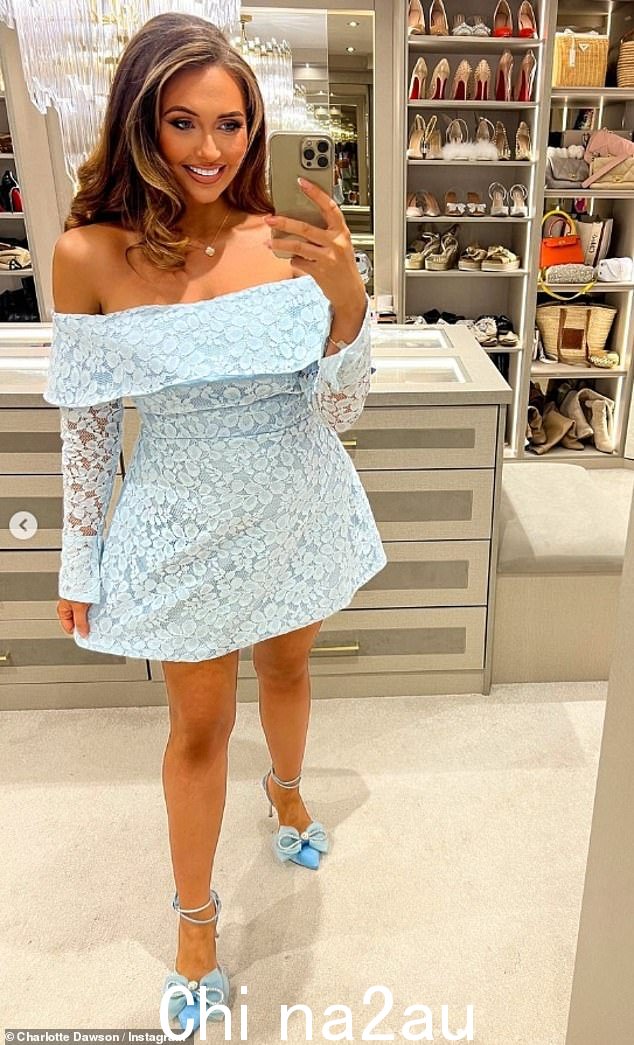 郊游前,夏洛特穿着别致的服装在 Instagram 上对着镜子自拍