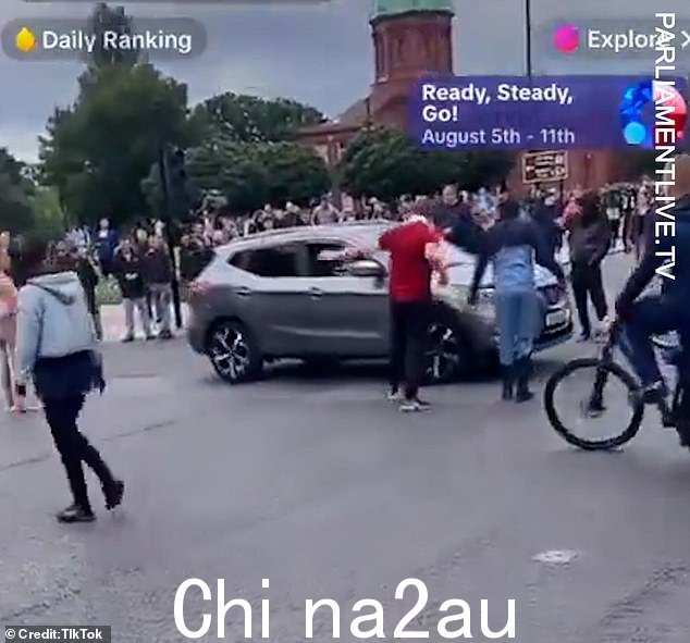 警察在附近观察到,一群人在路上闲逛,激怒了当地人