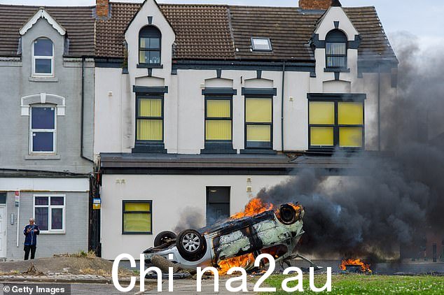 极右翼分子在米德尔斯堡示威期间纵火焚烧汽车