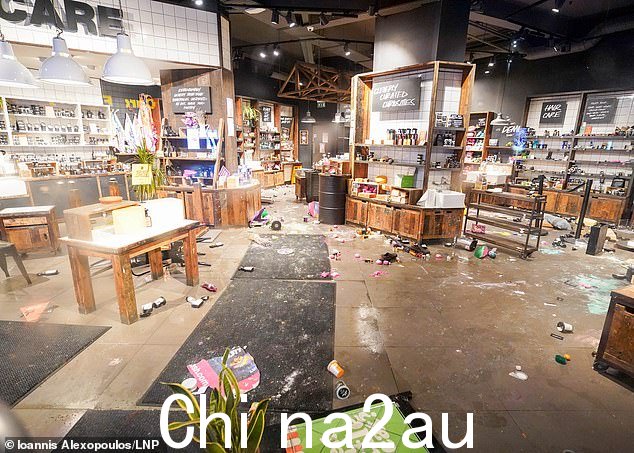 赫尔一家 Lush 美容店的后果,该店在上周英国各地骚乱后被洗劫一空