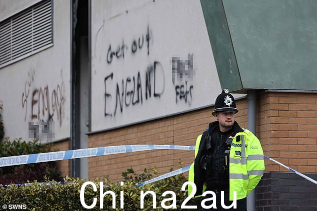 今天早上在塔姆沃思拍摄到种族主义涂鸦,上面写着“滚出英格兰”和“F*** P****”