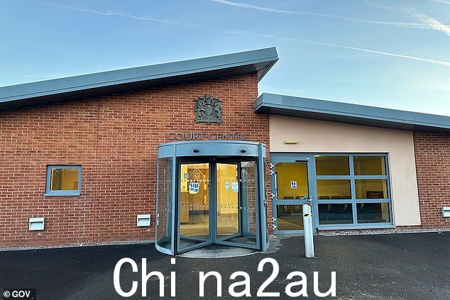 威尔特郡的布尔福德军事法庭审理了前红魔英国陆军降落伞表演队成员 CoH McClure 的听证会,Tpr O'Mahoney 开始“互相纠缠” ' 和 '交换玩笑'