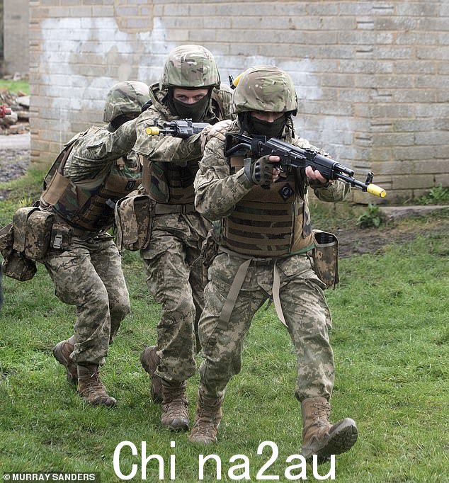 作为 Interflex 行动的一部分,乌克兰士兵在威尔特郡安贝尔与英国士兵一起训练