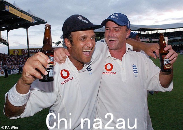 2004 年 4 月 3 日,Graham Thorpe 与 Mark Butcher 一起喝啤酒