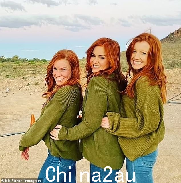 艾拉·菲舍尔 (Isla Fisher) 的替身替身对她来说简直太像了,因为他们都以同样的波浪形火红色长发惊呆了,这些头发向一侧分开