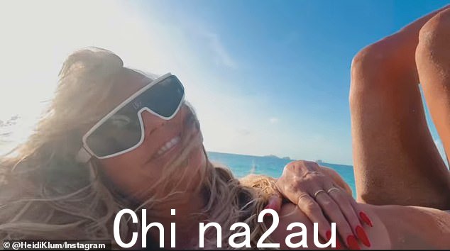 在一段自拍照视频中,可以看到克鲁姆靠在沙子上的丈夫身上,一只手捂住乳房,另一只手拍摄视频