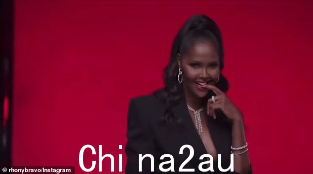Ubah Hassan 在宣传片中赤裸上身,穿着黑色西装外套,这位 40 岁的索马里人不仅是一名模特,还是她的辣酱公司 Ubah 的首席执行官Hot