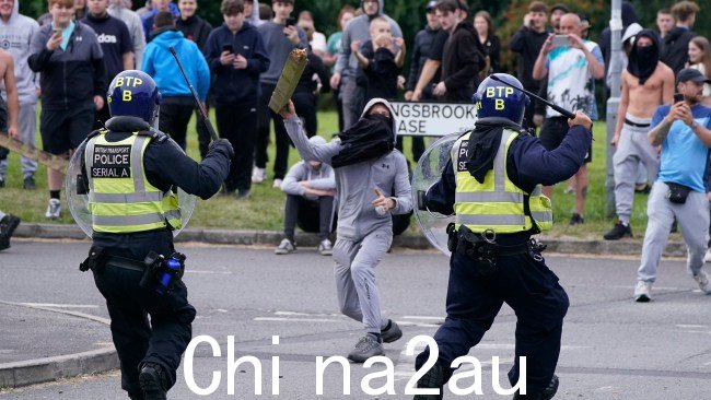 受反移民言论煽动的暴徒袭击了一家周末用来安置寻求庇护者的酒店,砸碎玻璃门窗,放火焚烧建筑物并向警察投掷弹丸。图片:Danny Lawson/PA via AP