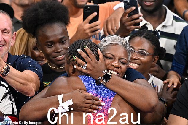 Keisha Caine Bishop(照片中她的儿子诺亚赢得 100 米短跑金牌后拥抱他)告诉霍尔不要让批评者偷走他的快乐