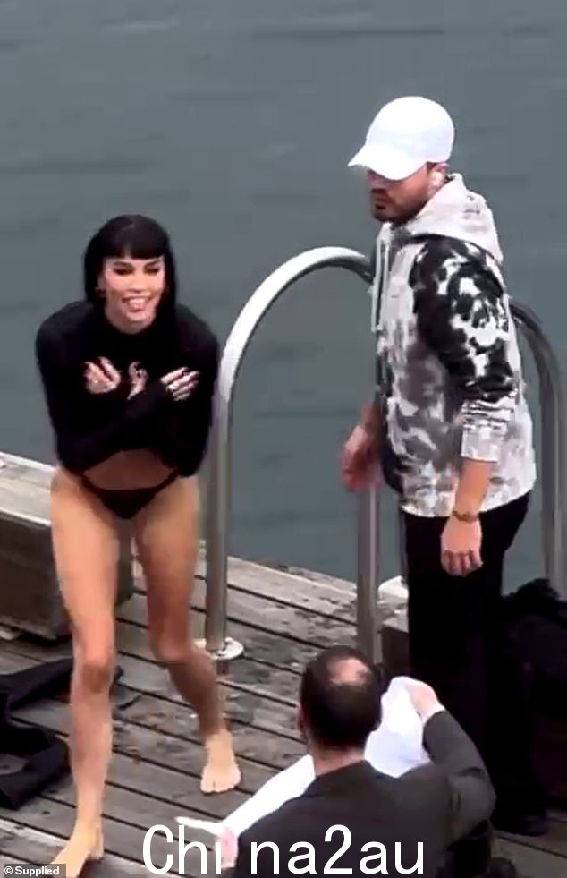 当克拉克女士看到没有人愿意做任何事情来帮助拯救这只狗时,她脱掉了鞋子和裤子并“跳了进去”