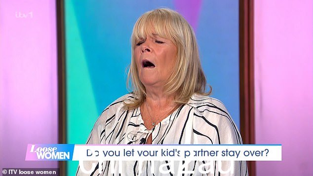 Loose Women 的 Linda Robson,66 岁,在周二讨论她的爱情生活时,在节目中现场发出“性噪音”,震惊了专家组” class=
