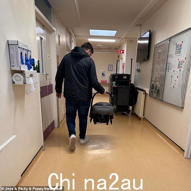 她共享另一个1 月 20 日,莱瑟姆在汽车座椅上抱着孩子,她写道:“我们生命中的 12 天,在家中的 7 天,两位非常幸运的父母。”请欢迎 Poppy Rae Latham'