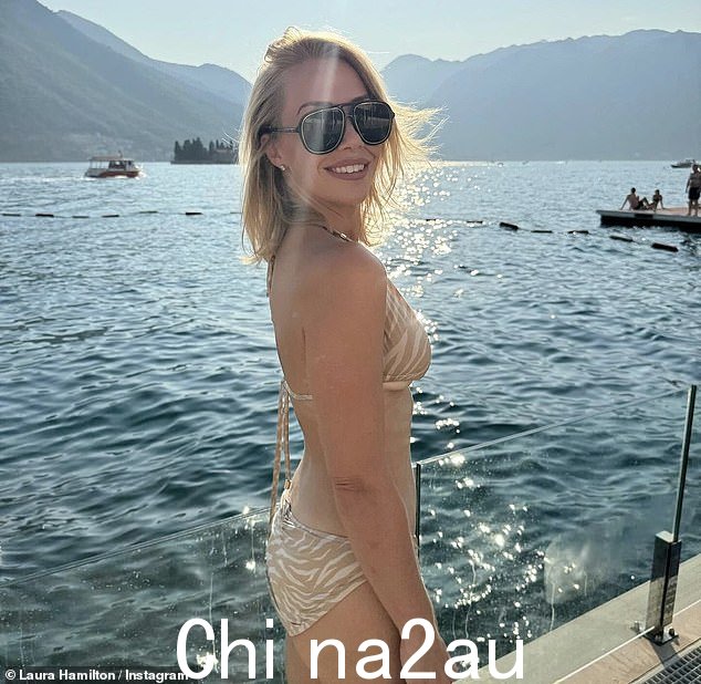 Laura 在 Instagram 上分享的照片显示金发女郎穿着条纹挂脖比基尼在度假村的甲板上摆姿势