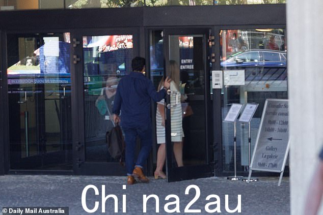 这对夫妇没有来法国首都观看奥运会,而是乘坐三个小时的火车前往该市签署一份宣誓书(如图:走进澳大利亚大使馆)