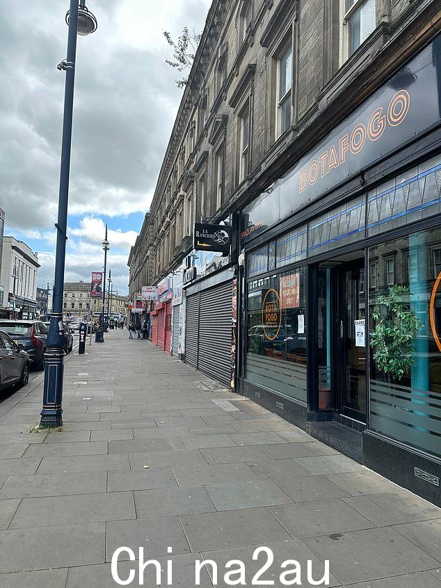 HUDDERSFIELD:哈德斯菲尔德的商店周一早些时候关门,担心发生类似于最近几天在其他地方看到的暴力场景
