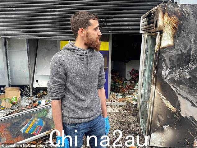 Sham 超市经理巴希尔周日调查商店被极右暴徒烧毁后的损失