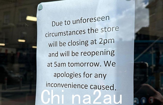 HUDDERSFIELD:哈德斯菲尔德内另一家商店的标志。关于该镇发生“骚乱”的说法可能被夸大了