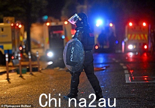贝尔法斯特:一名手持防暴盾牌的警察站在该市 Sandy Row 地区的街道上