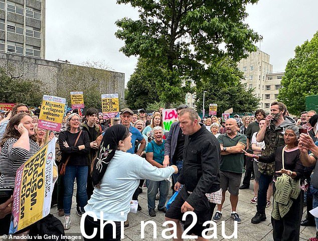 普利茅斯:今晚,一名反移民抗议者与反种族主义抗议者在普利茅斯发生冲突
